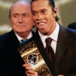 Ronaldinho Instagram - Muito orgulho e felicidade em ser reconhecido duas vezes como o Melhor Jogador do Mundo pela FIFA!!! Estar entre os 3 melhores do mundo 3 anos seguidos é realmente incrivel! Quero agradecer a todos meus companheiros e torcida que me ajudaram a alcançar todas as nossas conquistas 🤙🏾