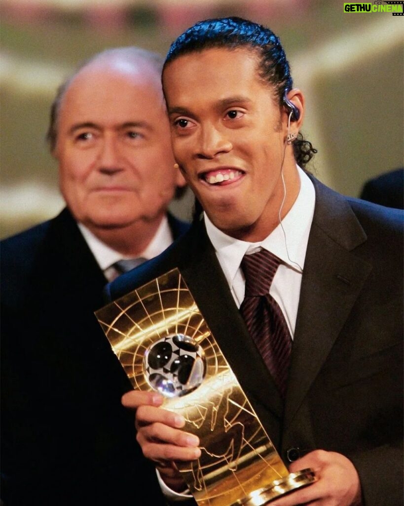 Ronaldinho Instagram - Muito orgulho e felicidade em ser reconhecido duas vezes como o Melhor Jogador do Mundo pela FIFA!!! Estar entre os 3 melhores do mundo 3 anos seguidos é realmente incrivel! Quero agradecer a todos meus companheiros e torcida que me ajudaram a alcançar todas as nossas conquistas 🤙🏾
