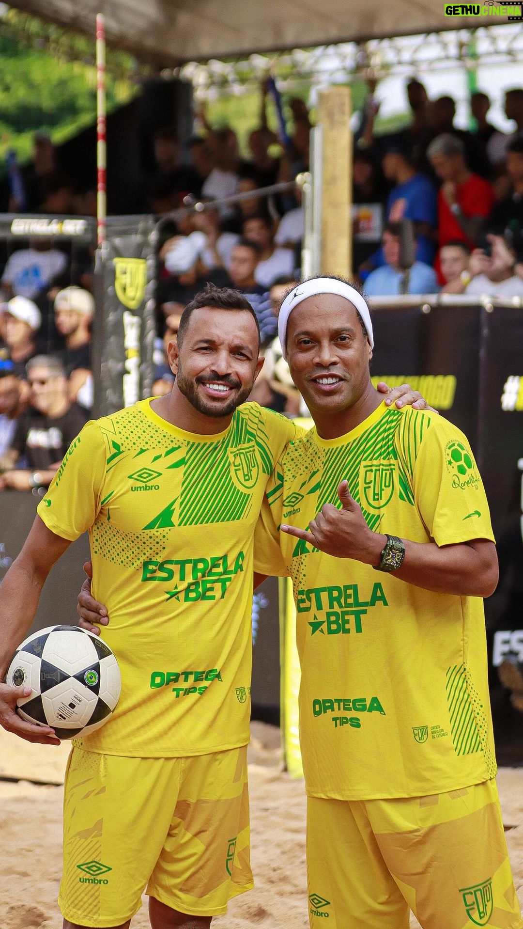 Ronaldinho Instagram - Satisfação dividir a quadra contigo mais uma vez meu irmão @ronaldinho. A jogada foi o “de menos” nesse momento 😂. 🏟️ @circuitobrasileirofutevolei 📍 @arena7bh #futevolei #footvolley Belo Horizante, Minas Gerais Brazil