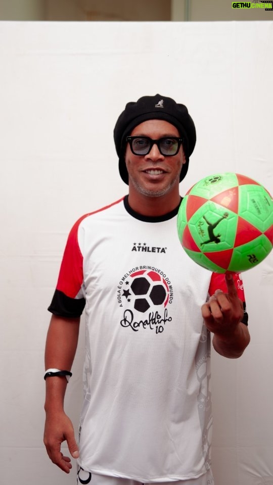 Ronaldinho Instagram - A Bola é o melhor brinquedo do mundo!! ⚽️🤙🏾
