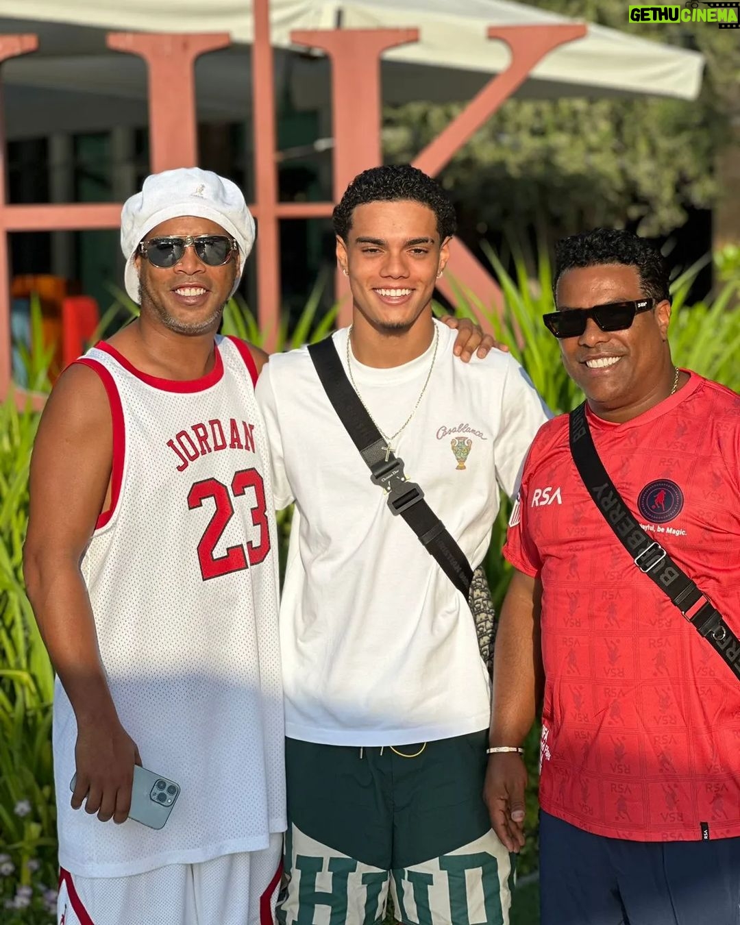 Ronaldinho Instagram - Um dia especial a todos n贸s pais!! 馃馃従