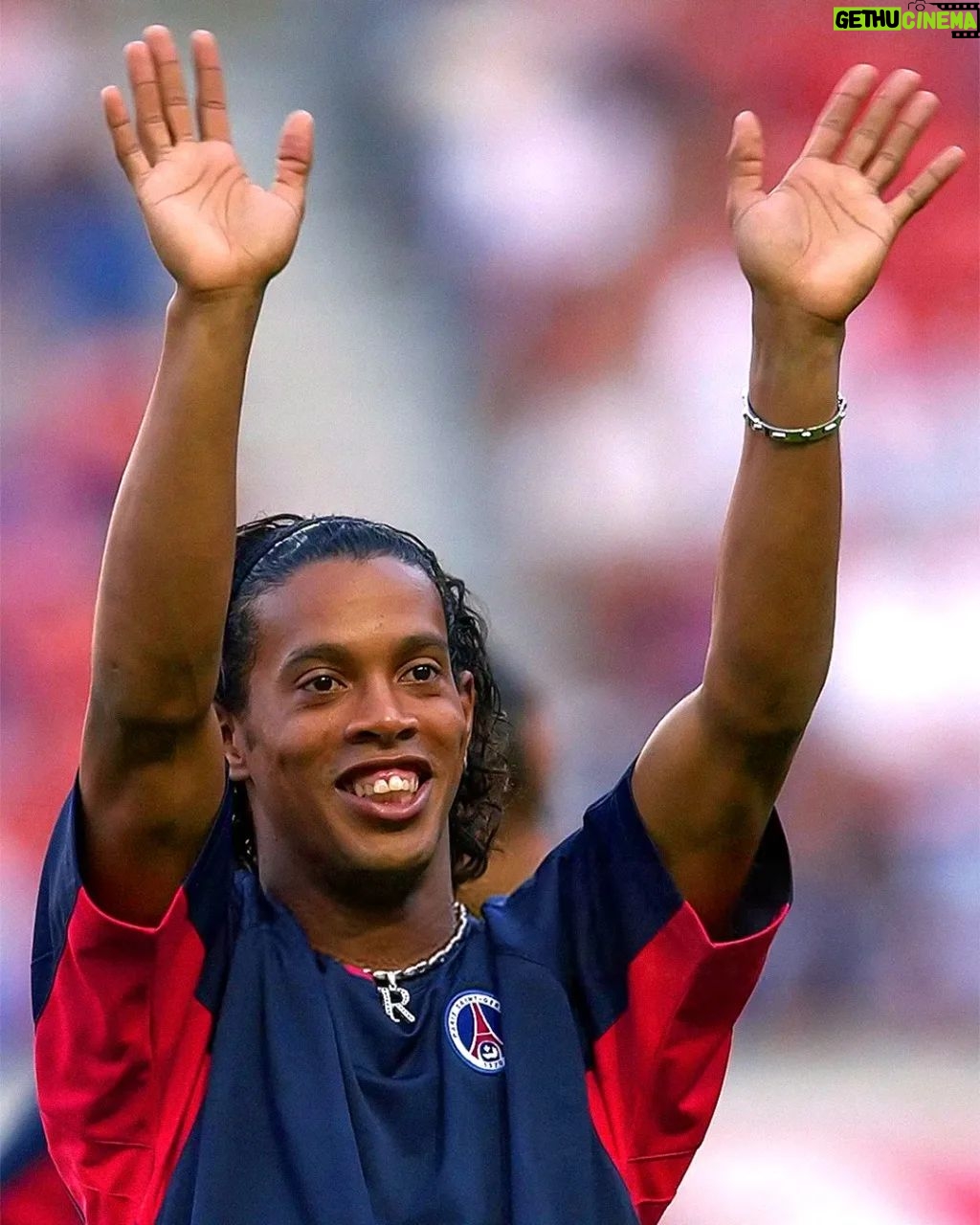 Ronaldinho - 732.8K Likes - Quanto carinho, respeito e admiração tenho por este clube!!! Parabéns por seus 53 anos PSG! 🤙🏾
#AllezParis 🔴🔵