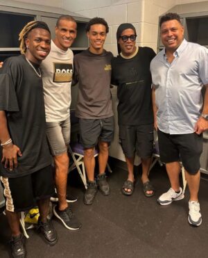 Ronaldinho Instagram - Carregou aí?? Kkkkkk 🇧🇷🤙🏾
