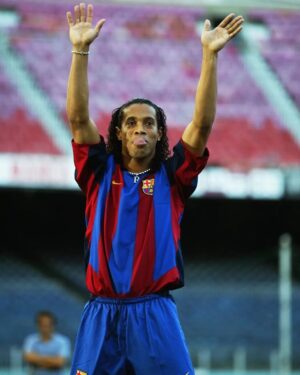 Ronaldinho Instagram - O começo de uma linda história!! Dia da minha apresentação para o @fcbarcelona 🤙🏾
#MésQueUnClub 🔵🔴