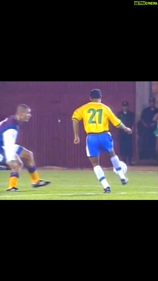 Ronaldinho - 1.1 Million Likes - #TBT Copa América 99!🏆
Primeira convocação e já primeiro título com nossa seleção!! 🇧🇷🇧🇷
Não via a hora de contar toda essa emoção pra quem sempre me apoiou... te amo mãe!