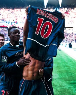 Ronaldinho Instagram - We Are Paris!!! 🔵🔴

#AllezParis