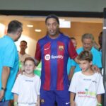 Ronaldinho Instagram - Israel, muito obrigado!!! 🇮🇱🇮🇱 País lindo e que nos recebe tão bem todas as vezes... Felicidade em rever meus companheiros e dar um pouco de alegria pra galera!! #MésQueUnClub 🔴🔵