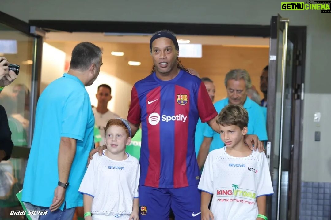 Ronaldinho - 662.8K Likes - Israel, muito obrigado!!! 🇮🇱🇮🇱
País lindo e que nos recebe tão bem todas as vezes... Felicidade em rever meus companheiros e dar um pouco de alegria pra galera!!
#MésQueUnClub 🔴🔵