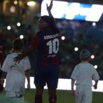 Ronaldinho Instagram - Israel, muito obrigado!!! 🇮🇱🇮🇱 País lindo e que nos recebe tão bem todas as vezes... Felicidade em rever meus companheiros e dar um pouco de alegria pra galera!! #MésQueUnClub 🔴🔵