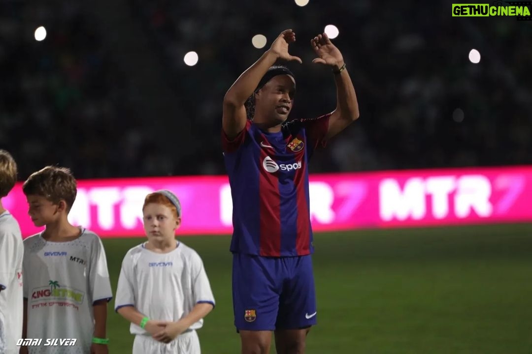 Ronaldinho - 662.8K Likes - Israel, muito obrigado!!! 🇮🇱🇮🇱
País lindo e que nos recebe tão bem todas as vezes... Felicidade em rever meus companheiros e dar um pouco de alegria pra galera!!
#MésQueUnClub 🔴🔵