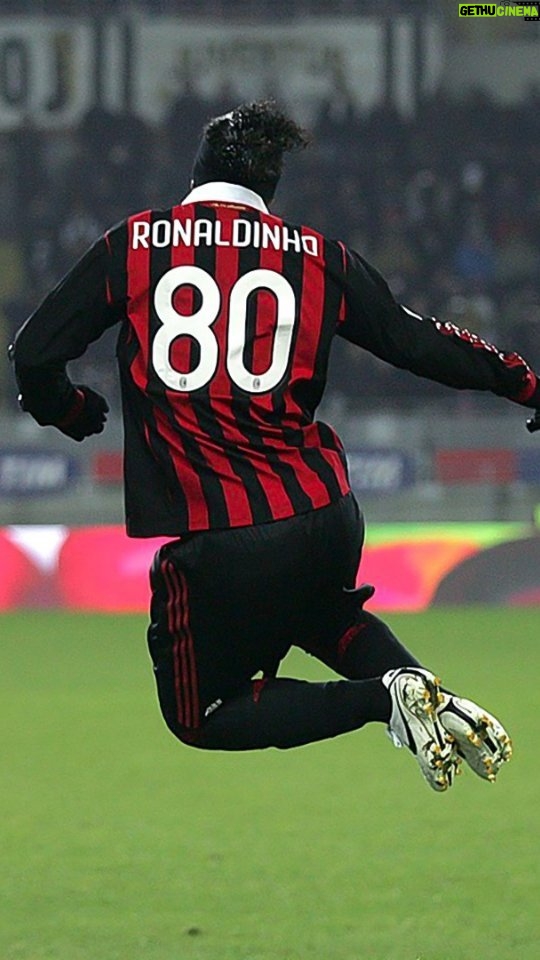 Ronaldinho Instagram - Complimenti @acmilan !!! 124 anni di questa bella e ricca storia 🤙🏾 #sempremilan 🔴⚫