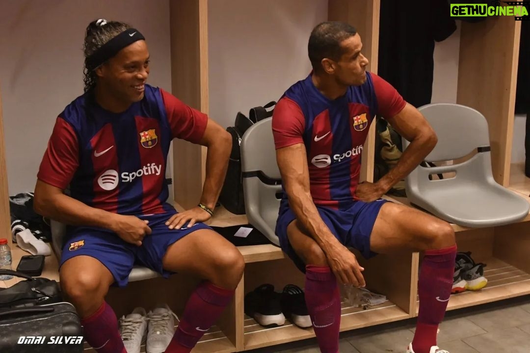 Ronaldinho - 662.8K Likes - Israel, muito obrigado!!! 🇮🇱🇮🇱
País lindo e que nos recebe tão bem todas as vezes... Felicidade em rever meus companheiros e dar um pouco de alegria pra galera!!
#MésQueUnClub 🔴🔵