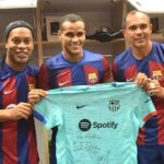 Ronaldinho Instagram - Israel, muito obrigado!!! 🇮🇱🇮🇱 País lindo e que nos recebe tão bem todas as vezes... Felicidade em rever meus companheiros e dar um pouco de alegria pra galera!! #MésQueUnClub 🔴🔵