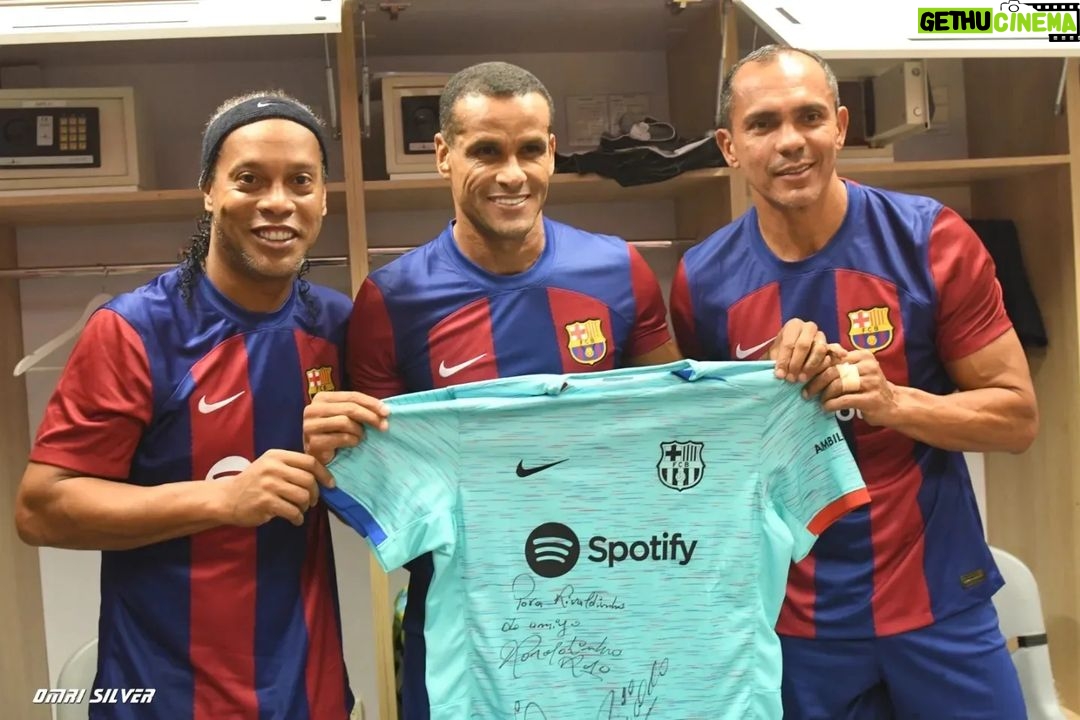 Ronaldinho - 662.8K Likes - Israel, muito obrigado!!! 🇮🇱🇮🇱
País lindo e que nos recebe tão bem todas as vezes... Felicidade em rever meus companheiros e dar um pouco de alegria pra galera!!
#MésQueUnClub 🔴🔵