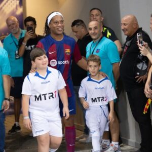 Ronaldinho Instagram - Siempre un placer @fcbarcelona 🤙🏾
#BarçaLegends 🔴🔵