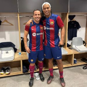 Ronaldinho Instagram - Siempre un placer @fcbarcelona 🤙🏾
#BarçaLegends 🔴🔵