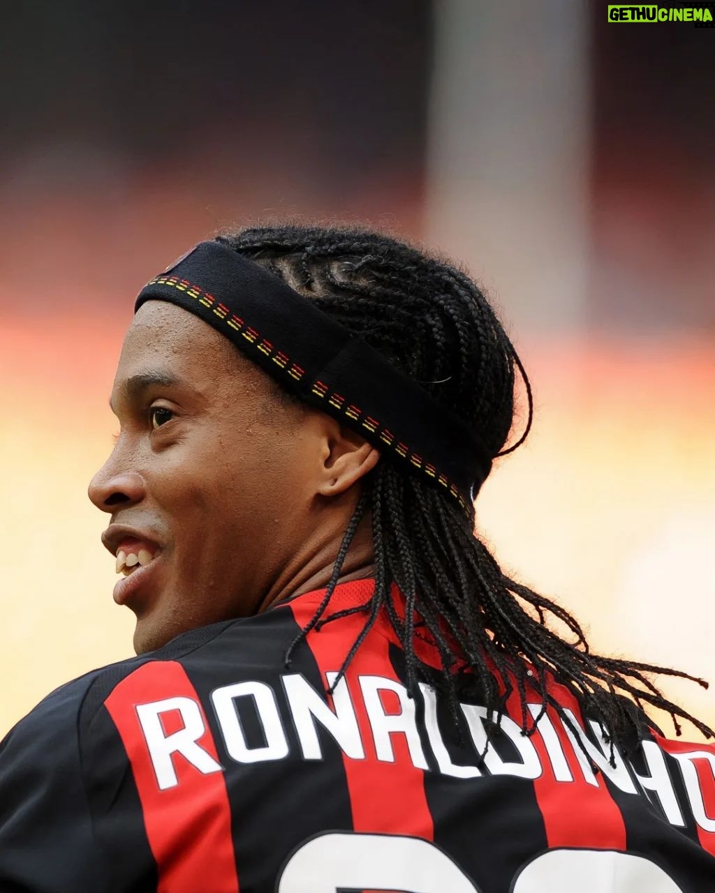 Ronaldinho - 785.8K Likes - Hoje é um dia mt especial, dia que estreei pelo @acmilan !! Só lembranças boas desta torcida e cidade maravilhosa 🤙🏾