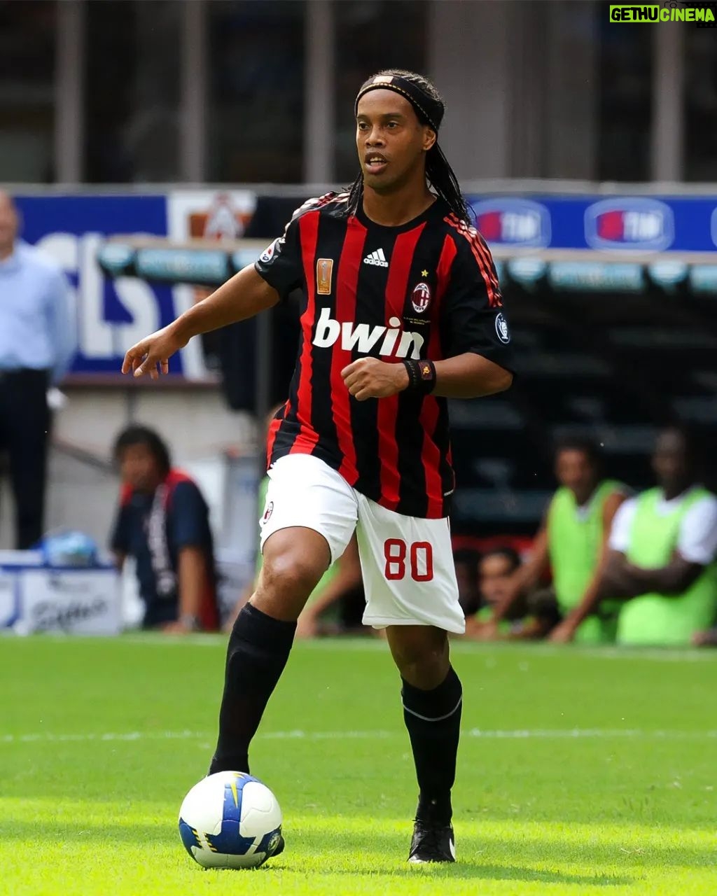 Ronaldinho - 785.8K Likes - Hoje é um dia mt especial, dia que estreei pelo @acmilan !! Só lembranças boas desta torcida e cidade maravilhosa 🤙🏾
