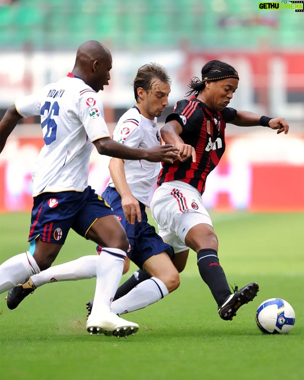 Ronaldinho - 785.8K Likes - Hoje é um dia mt especial, dia que estreei pelo @acmilan !! Só lembranças boas desta torcida e cidade maravilhosa 🤙🏾