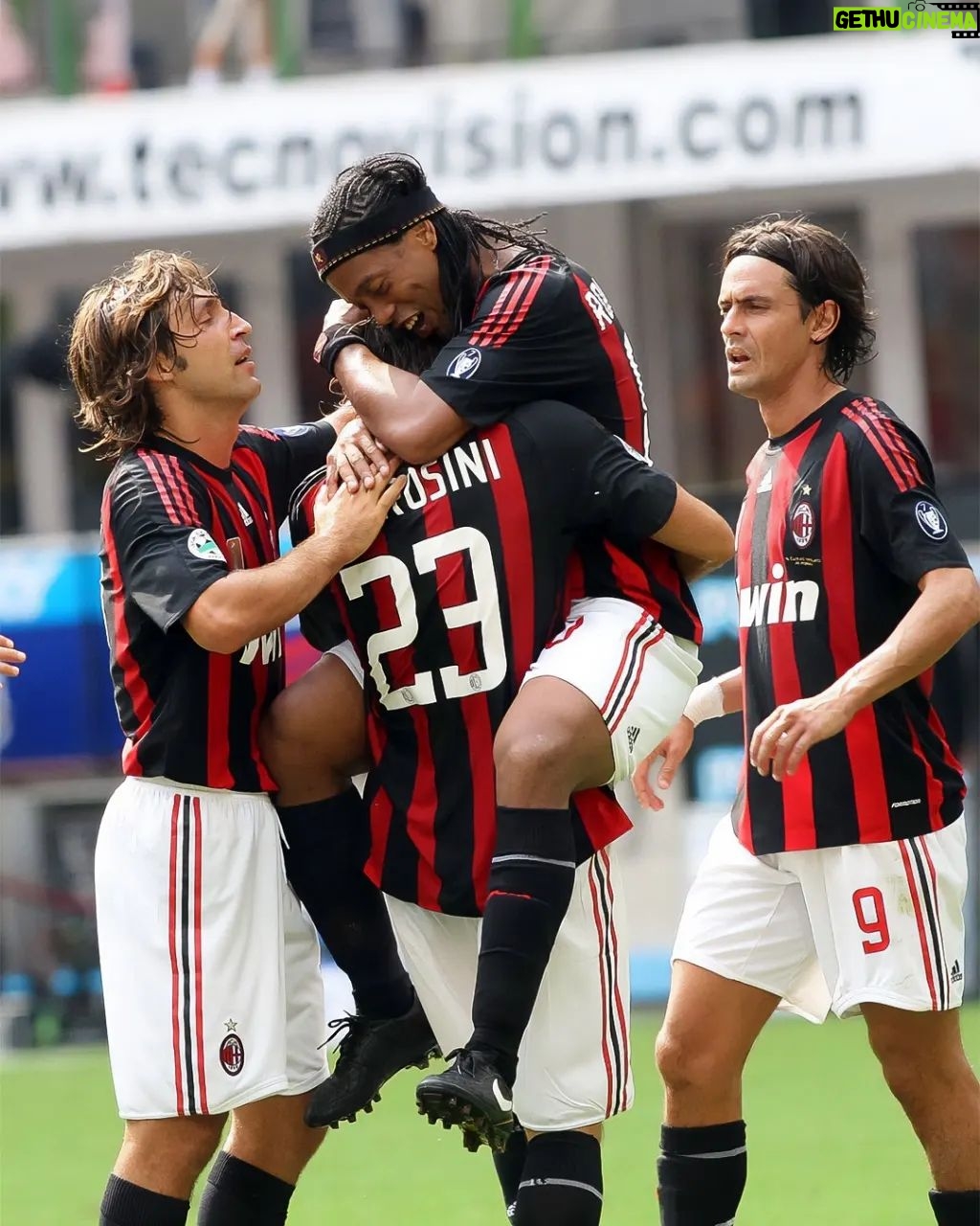 Ronaldinho - 785.8K Likes - Hoje é um dia mt especial, dia que estreei pelo @acmilan !! Só lembranças boas desta torcida e cidade maravilhosa 🤙🏾