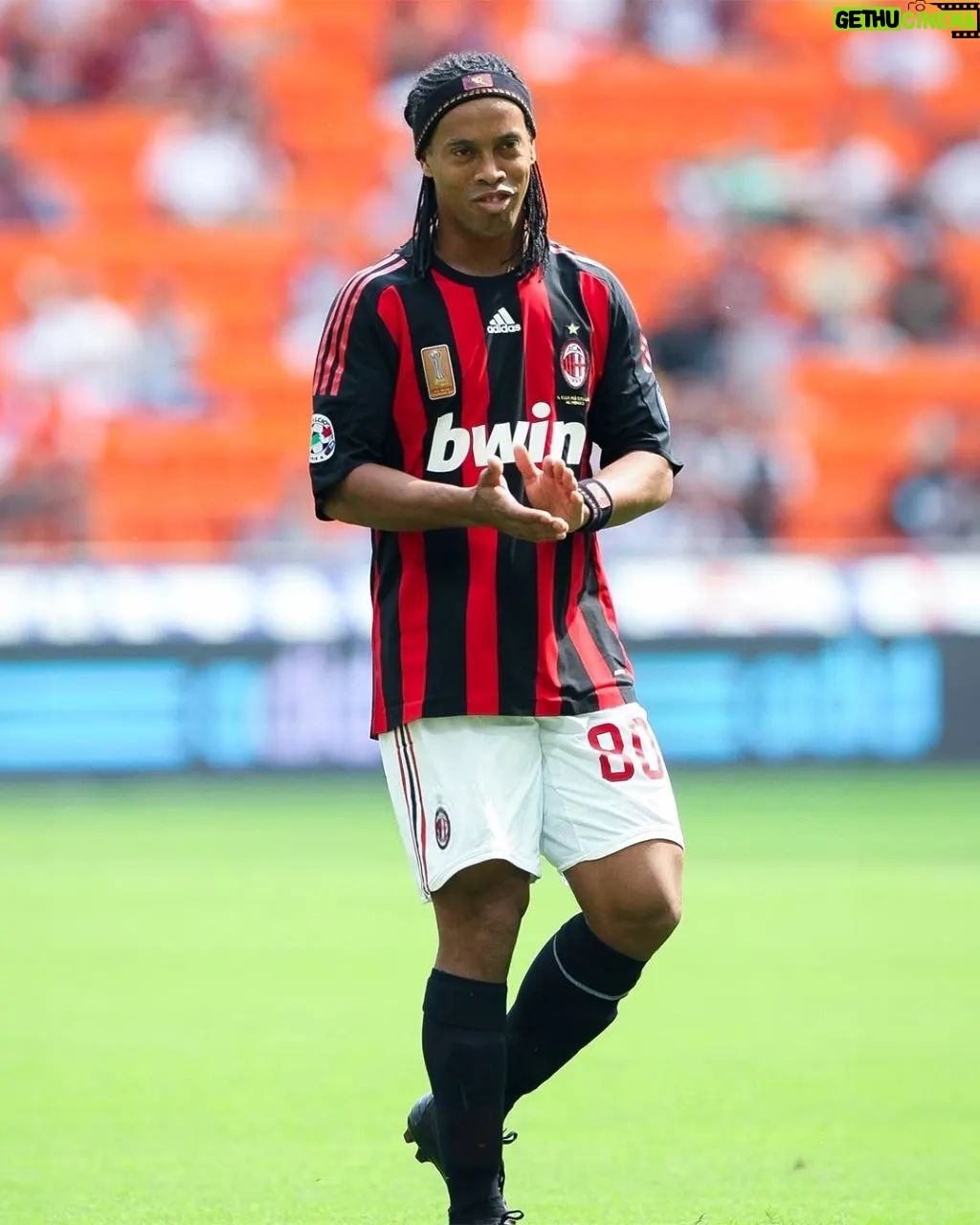 Ronaldinho - 785.8K Likes - Hoje é um dia mt especial, dia que estreei pelo @acmilan !! Só lembranças boas desta torcida e cidade maravilhosa 🤙🏾