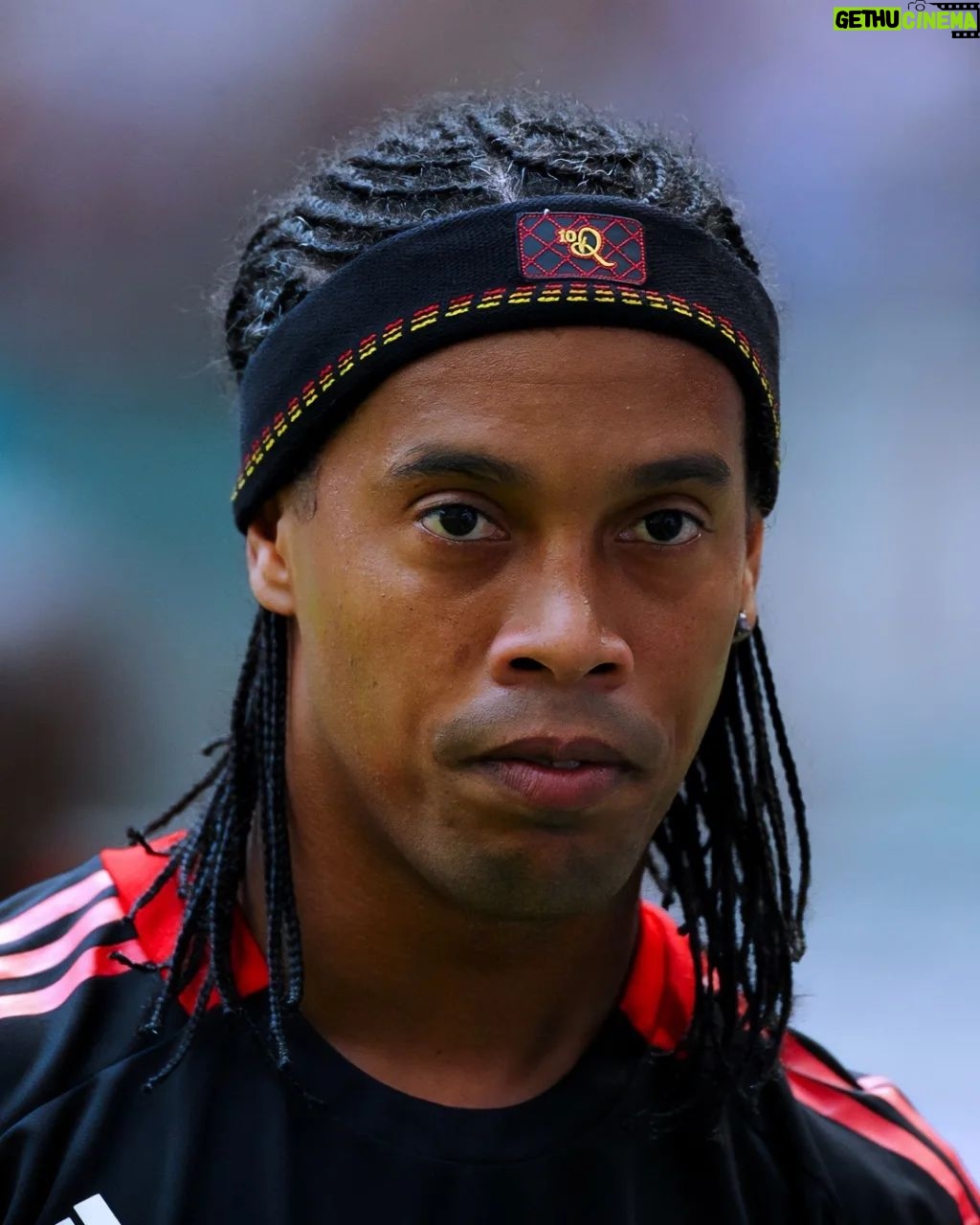 Ronaldinho - 785.8K Likes - Hoje é um dia mt especial, dia que estreei pelo @acmilan !! Só lembranças boas desta torcida e cidade maravilhosa 🤙🏾