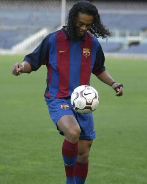 Ronaldinho Instagram - O começo de uma linda história!! Dia da minha apresentação para o @fcbarcelona 🤙🏾
#MésQueUnClub 🔵🔴