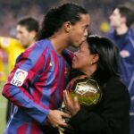 Ronaldinho Instagram - Lembranças de um ano mágico na minha vida... Hoje foi o dia que voltei ao Camp Nou com a Bola de Ouro!!! Jamais vou esquecer a alegria de receber este prêmio das suas mãos, minha mãe! ❤