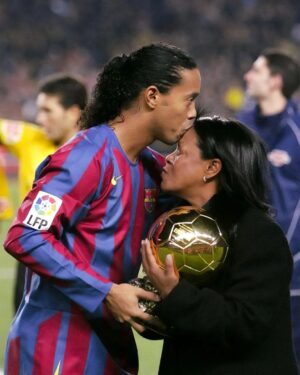 Ronaldinho Instagram - Lembranças de um ano mágico na minha vida... Hoje foi o dia que voltei ao Camp Nou com a Bola de Ouro!!! Jamais vou esquecer a alegria de receber este prêmio das suas mãos, minha mãe! ❤