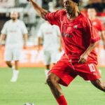 Ronaldinho Instagram - Bruxaria rolou solta em Miami!!! 🔮 🇺🇸 Bom demais jogar com estas feras, ainda mais com a festa desta torcida lindal!!! #LeyendasCONMEBOL