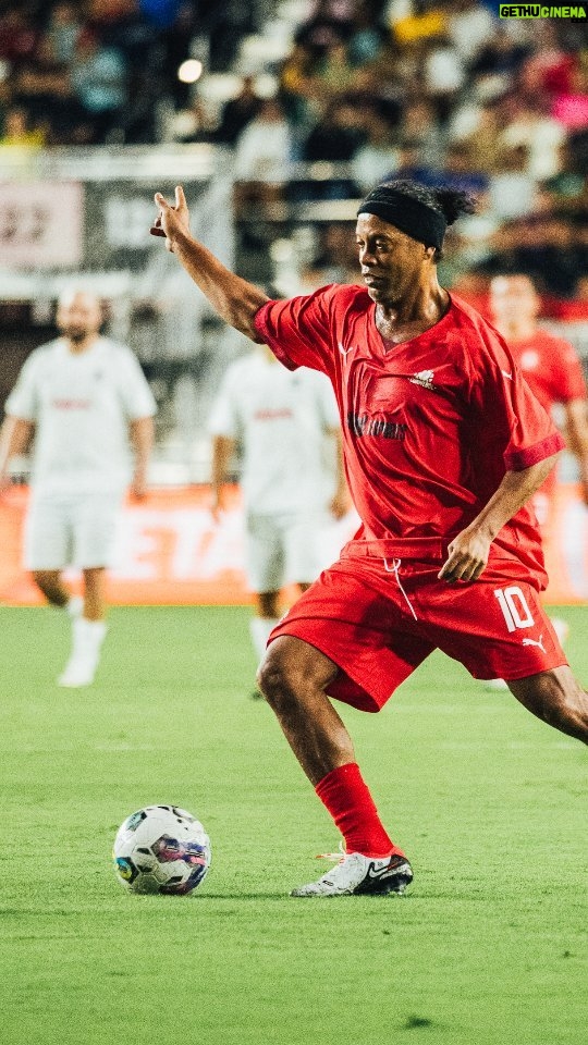 Ronaldinho Instagram - Bruxaria rolou solta em Miami!!! 🔮 🇺🇸 Bom demais jogar com estas feras, ainda mais com a festa desta torcida lindal!!! #LeyendasCONMEBOL