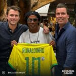 Ronaldinho Instagram – Feliz de anunciar a nova parceria com a Booming Games! Fique ligado! A bruxaria vai rolar solta! 🧙🏽‍♂️⚽️🤙🏽

I’m soo glad to announce this partnership with Booming Games! Bruxo is ON! 🧙‍♂️ ⚽ 🤙🏽