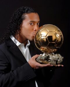 Ronaldinho Instagram - Ballon d'Or 2005 🏆 Sem palavras para descrever a emoção de receber este troféu... Obrigado a todos que estiveram comigo nessa jornada e me ajudaram a tornar este sonho possível!!! Obrigado!!!!!!!!!!