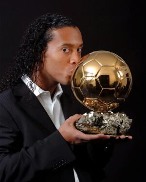 Ronaldinho Instagram - Ballon d'Or 2005 🏆
Sem palavras para descrever a emoção de receber este troféu... 
Obrigado a todos que estiveram comigo nessa jornada e me ajudaram a tornar este sonho possível!!! Obrigado!!!!!!!!!!