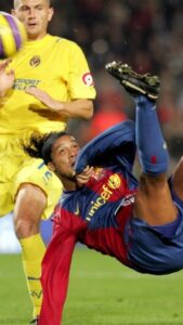 Ronaldinho Instagram - Dia de relembrar um dos gols mais bonitos da minha carreira!!! Em 2006 vencemos o Villareal por 4x0 e tive a felicidade de marcar este lindo gol 🤙🏾