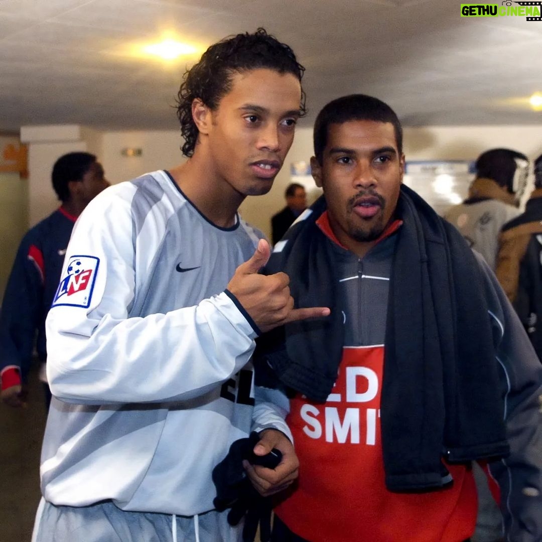 Ronaldinho Instagram - Dia do meu mano!!! Feliz aniversário @robertodeassismoreira te amo 🤙🏾