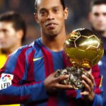 Ronaldinho Instagram - Lembranças de um ano mágico na minha vida... Hoje foi o dia que voltei ao Camp Nou com a Bola de Ouro!!! Jamais vou esquecer a alegria de receber este prêmio das suas mãos, minha mãe! ❤