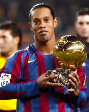 Ronaldinho Instagram - Lembranças de um ano mágico na minha vida... Hoje foi o dia que voltei ao Camp Nou com a Bola de Ouro!!! Jamais vou esquecer a alegria de receber este prêmio das suas mãos, minha mãe! ❤
