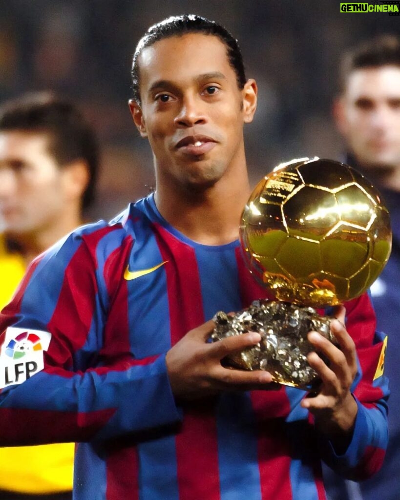 Ronaldinho Instagram - Lembranças de um ano mágico na minha vida... Hoje foi o dia que voltei ao Camp Nou com a Bola de Ouro!!! Jamais vou esquecer a alegria de receber este prêmio das suas mãos, minha mãe! ❤