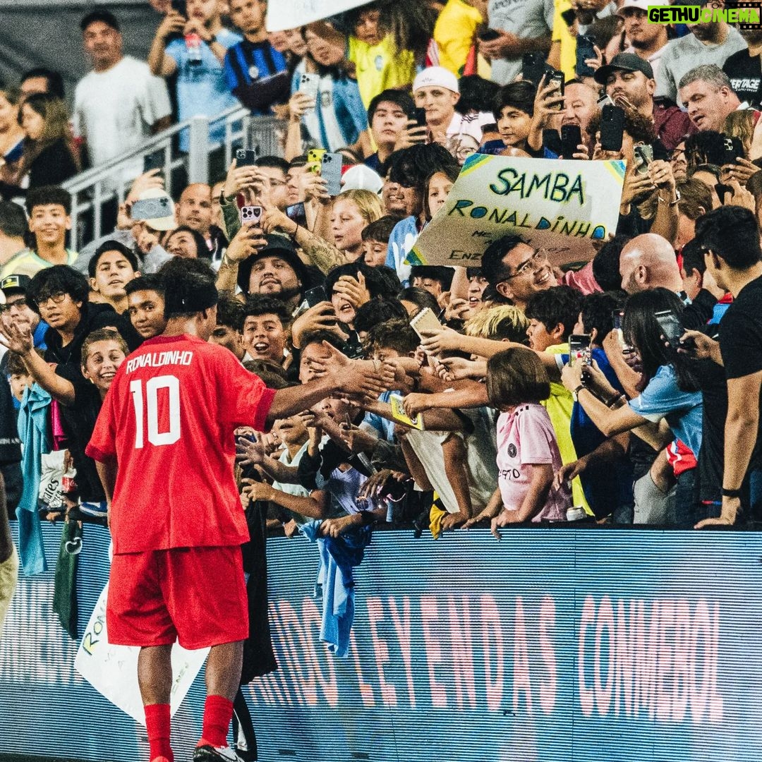 Ronaldinho Instagram - Obrigado pelo carinho galera de Miami!!! 🇺🇸🇺🇸 Que alegria levar a magia das #LeyendasCONMEBOL para o mundo!!! Mt feliz por estar de novo em campo com tantos craques 🤙🏾 DRV PNK Stadium