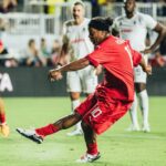 Ronaldinho Instagram - Obrigado pelo carinho galera de Miami!!! 🇺🇸🇺🇸 Que alegria levar a magia das #LeyendasCONMEBOL para o mundo!!! Mt feliz por estar de novo em campo com tantos craques 🤙🏾 DRV PNK Stadium