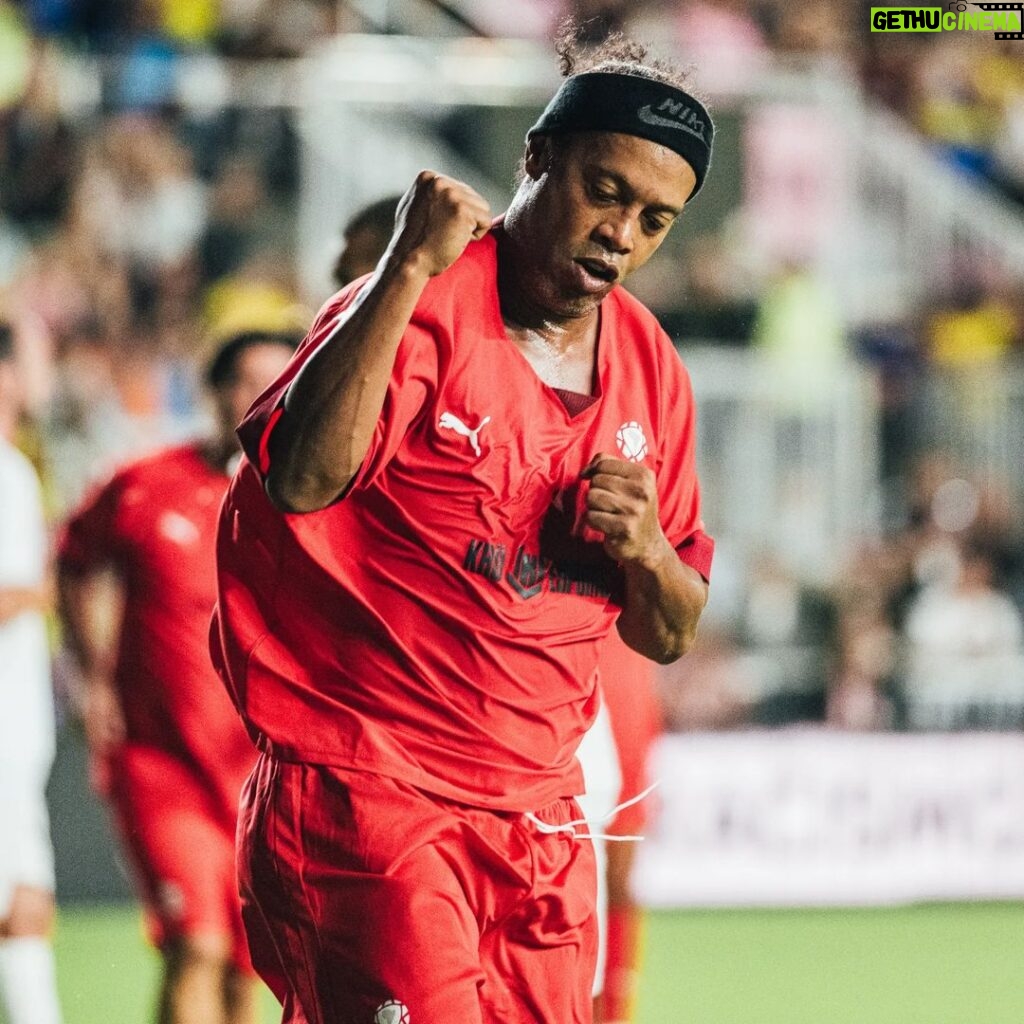 Ronaldinho Instagram - Obrigado pelo carinho galera de Miami!!! 🇺🇸🇺🇸 Que alegria levar a magia das #LeyendasCONMEBOL para o mundo!!! Mt feliz por estar de novo em campo com tantos craques 🤙🏾 DRV PNK Stadium