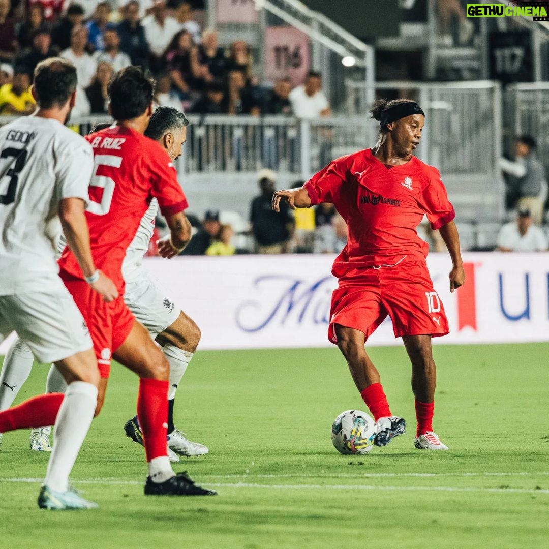 Ronaldinho Instagram - Obrigado pelo carinho galera de Miami!!! 🇺🇸🇺🇸 Que alegria levar a magia das #LeyendasCONMEBOL para o mundo!!! Mt feliz por estar de novo em campo com tantos craques 🤙🏾 DRV PNK Stadium