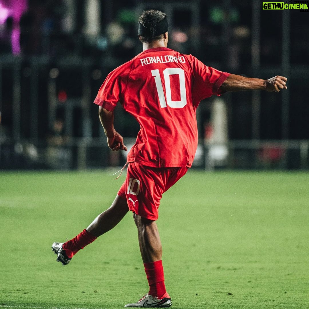 Ronaldinho Instagram - Obrigado pelo carinho galera de Miami!!! 🇺🇸🇺🇸 Que alegria levar a magia das #LeyendasCONMEBOL para o mundo!!! Mt feliz por estar de novo em campo com tantos craques 🤙🏾 DRV PNK Stadium