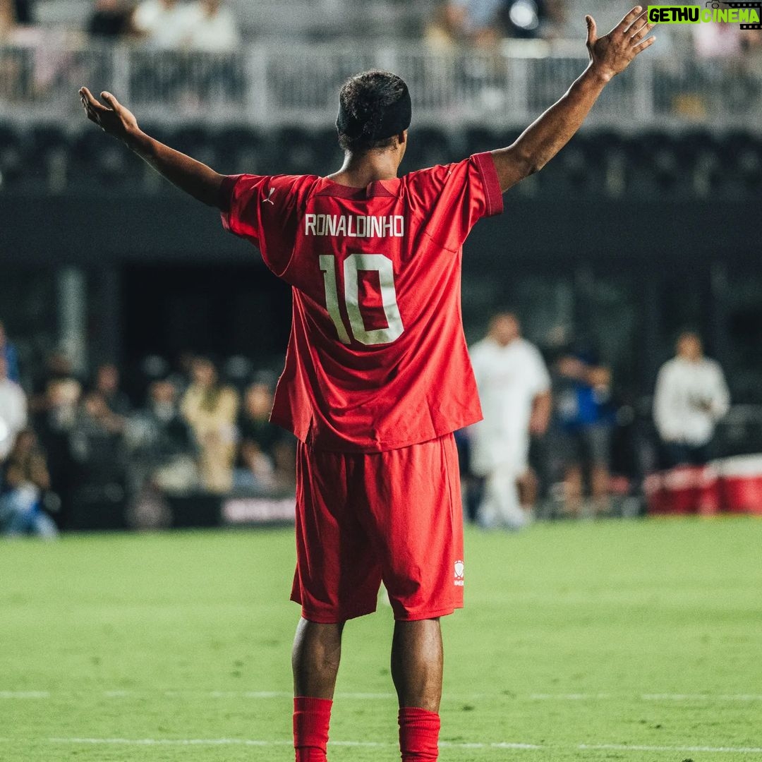 Ronaldinho Instagram - Obrigado pelo carinho galera de Miami!!! 🇺🇸🇺🇸 Que alegria levar a magia das #LeyendasCONMEBOL para o mundo!!! Mt feliz por estar de novo em campo com tantos craques 🤙🏾 DRV PNK Stadium
