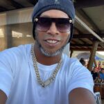 Ronaldinho Instagram - Galera, passando pra agradecer que já somos 75 MILHÕES só no Instagram!!!! Mt obrigado a todos vcs... sem palavras para retribuir todo o carinho que recebo todos os dias!!! Vamo que vamo 🚀🚀🤙🏾