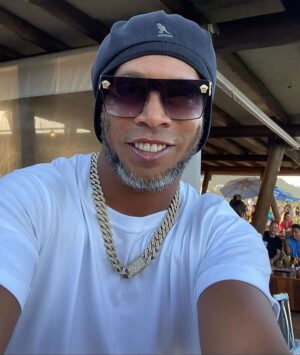 Ronaldinho Instagram - Galera, passando pra agradecer que já somos 75 MILHÕES só no Instagram!!!! Mt obrigado a todos vcs... sem palavras para retribuir todo o carinho que recebo todos os dias!!! Vamo que vamo 🚀🚀🤙🏾