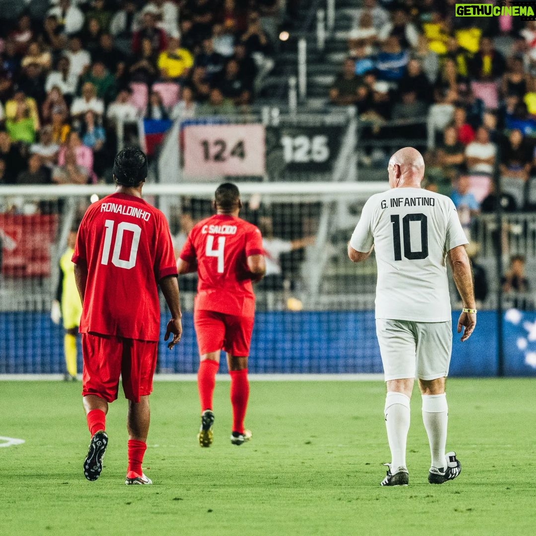 Ronaldinho Instagram - Obrigado pelo carinho galera de Miami!!! 🇺🇸🇺🇸 Que alegria levar a magia das #LeyendasCONMEBOL para o mundo!!! Mt feliz por estar de novo em campo com tantos craques 🤙🏾 DRV PNK Stadium
