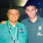 Ronaldo Instagram - Hoje o Fenômeno viveu um dia emocionante! Seu amigo de longa data, João Ramalho, produtor-executivo da Globo, foi homenageado pela FIFA e @Ronaldo fez questão de comparecer para entregar o prêmio pela nona cobertura de Copa do Mundo. 👏 E essa parceria tem muita história! São mais de 20 anos de amizade entre o patrão e João, que tem o carinhoso apelido de Seu Nélio - o pai do Fenômeno. Parabéns, João! #ronaldotv #joaoramalho #fifaworldcup #ronaldo #fenomeno