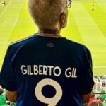 Ronaldo Instagram - Todo o meu apoio ao mestre @gilbertogil. Que tristeza ver um gênio da música popular brasileira, que sempre foi voz do amor, da vida, paz, esperança e resistência, com uma trajetória de impacto imensurável para a nossa cultura, um ícone com mais de 60 anos de carreira, um nordestino que coloca há décadas o Brasil no radar do mundo, ser hostilizado da forma que foi aqui no Catar. Nada, absolutamente nada, justifica tamanho desrespeito e covardia. Aos agressores, a punição devida. A você, Gil, aquele abraço!